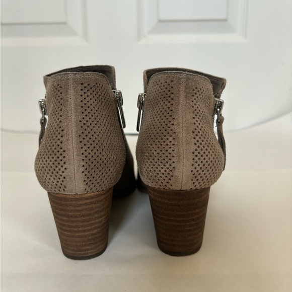 Vince Camuto Nethera Suede Perforated Ankle Boots Size 7.5 - Picture 3 of 6
